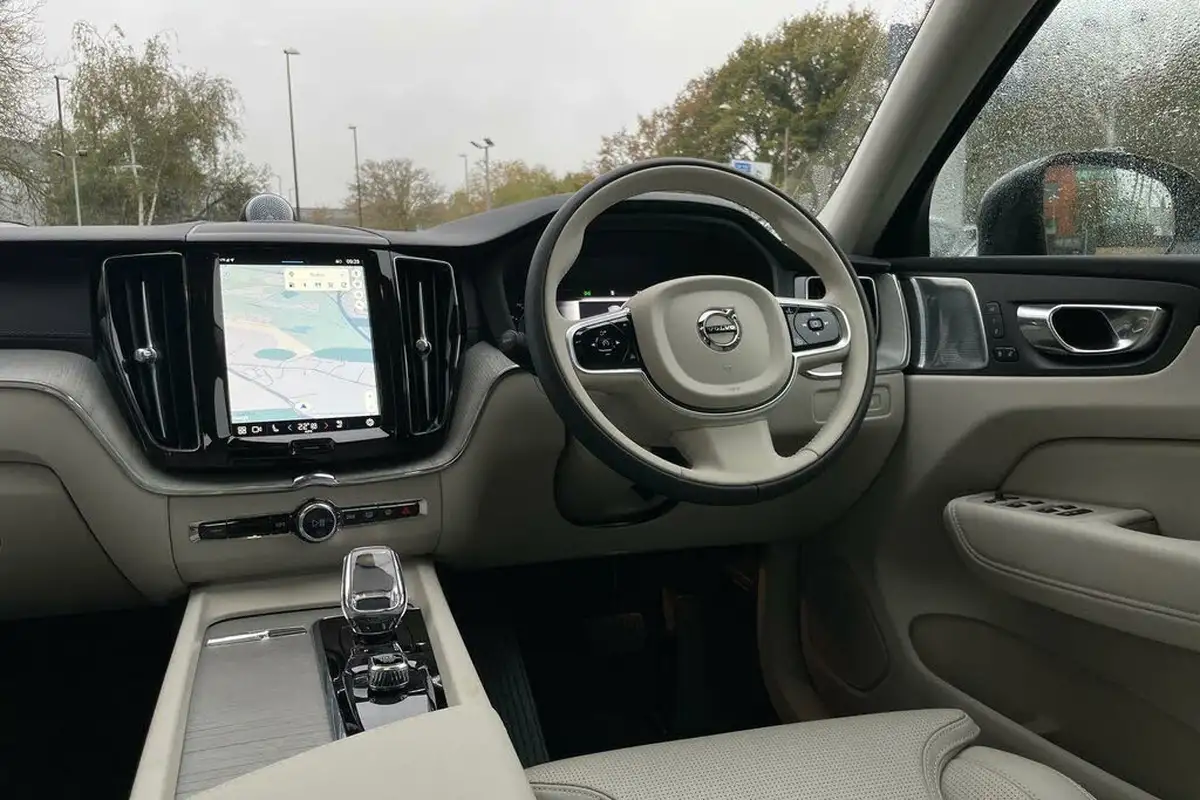 2024-volvo-xc60-20-t8-ultra-dark-big-37
