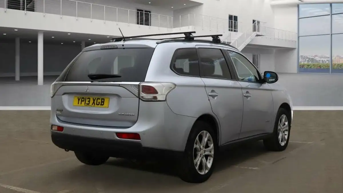 2013-mitsubishi-outlander-22di-d-gx3-7st-big-3
