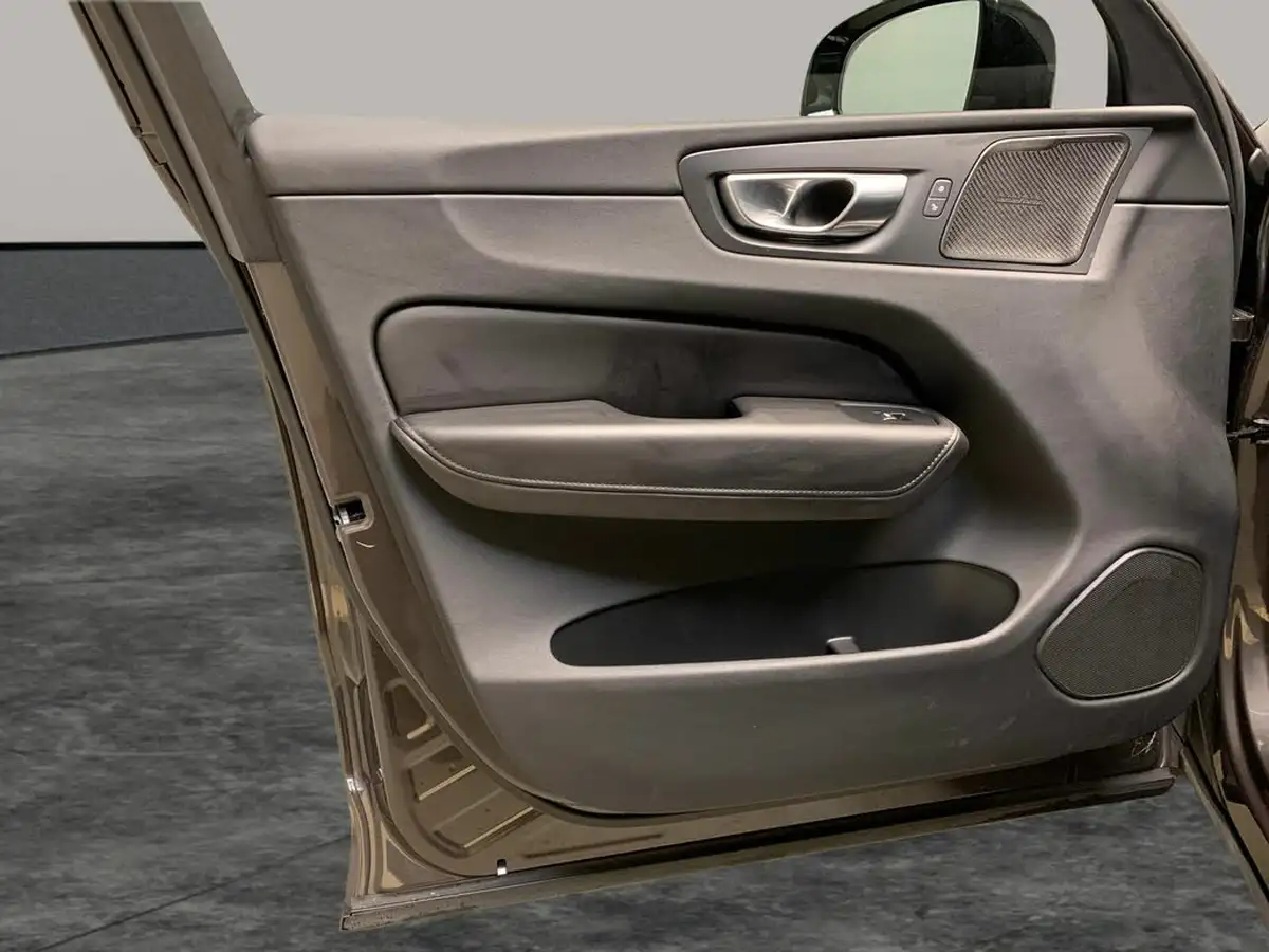 2023-volvo-xc60-20-b5-plus-big-33