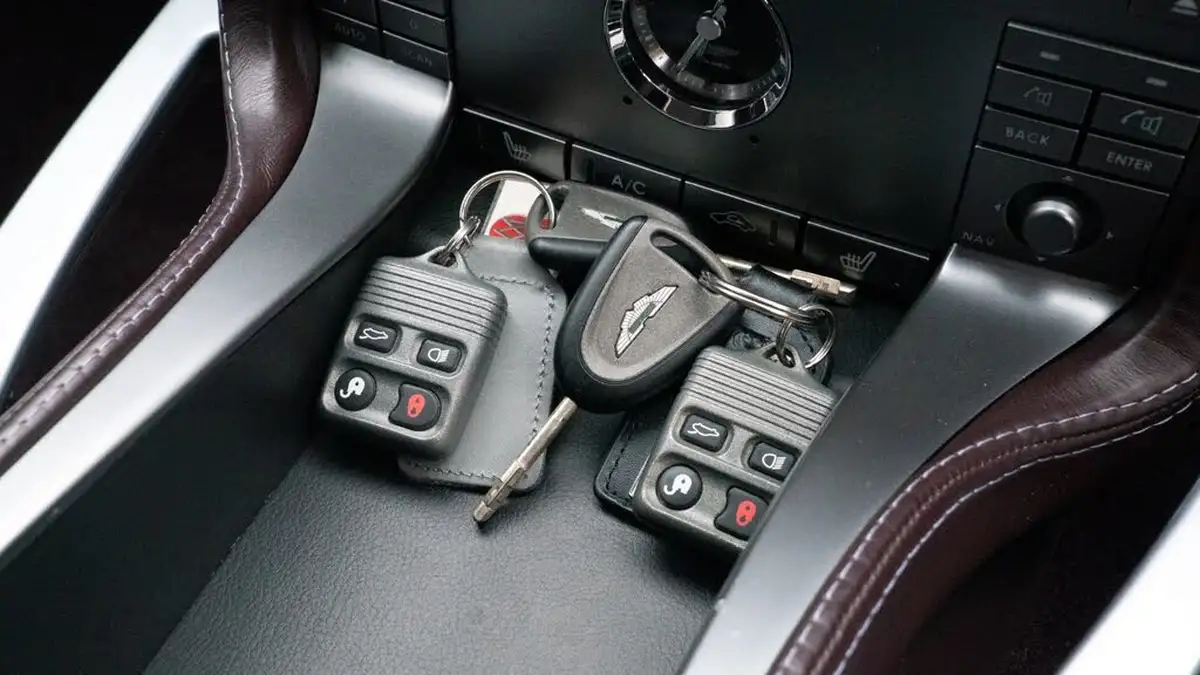 2007-aston-martin-vanquish-59-big-26