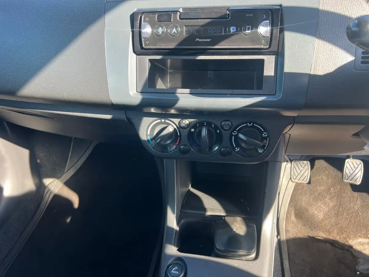 2009-suzuki-swift-13-gl-3d-big-20