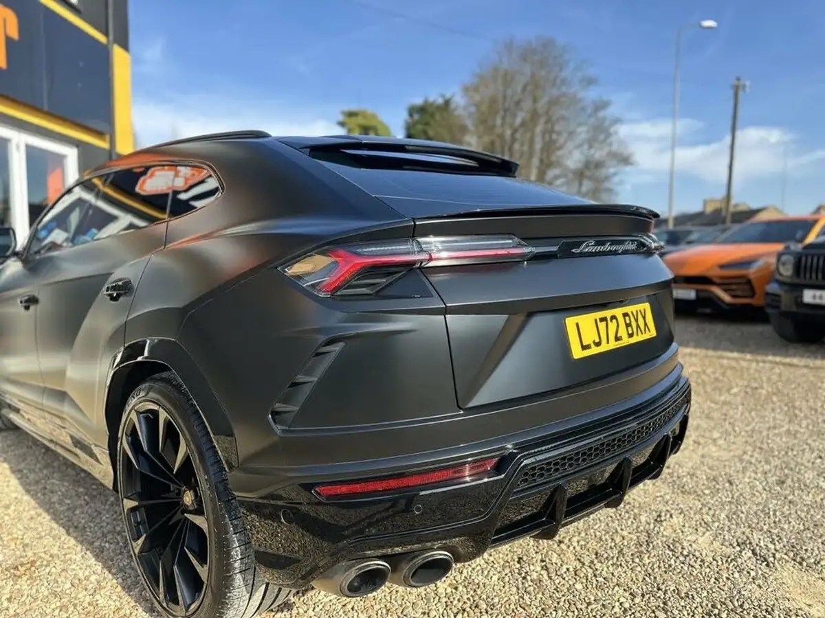 2022-lamborghini-urus-40-no-trim-big-8