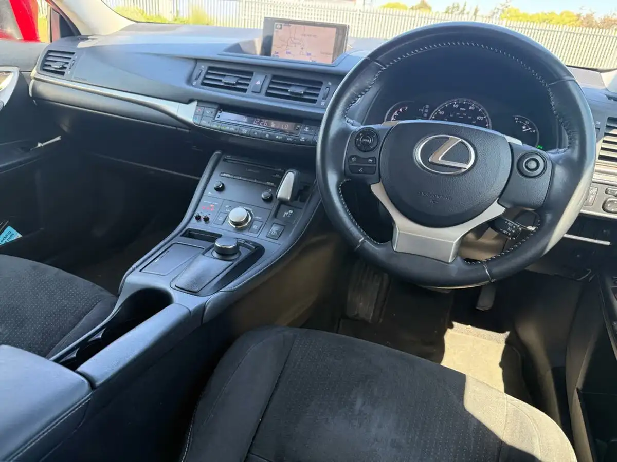 2015-lexus-ct-200h-18-advance-cvt-big-1