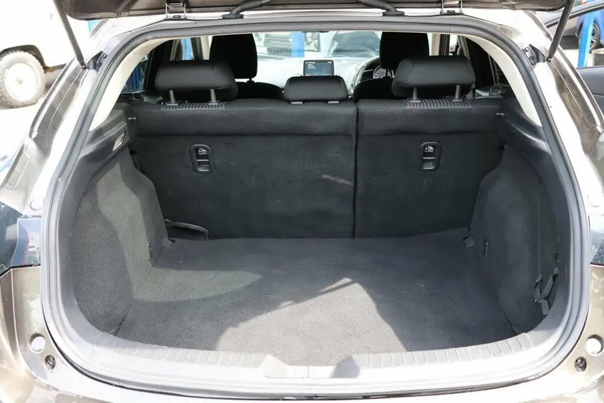 2014-mazda-mazda3-20-se-l-nav-hatchback-5d-big-22