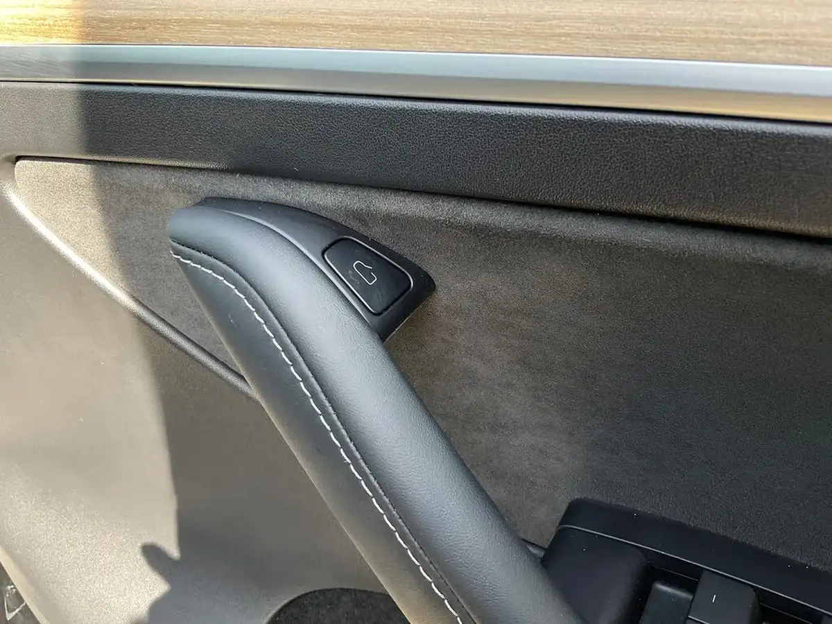 2022-tesla-model-y-e-long-range-big-39