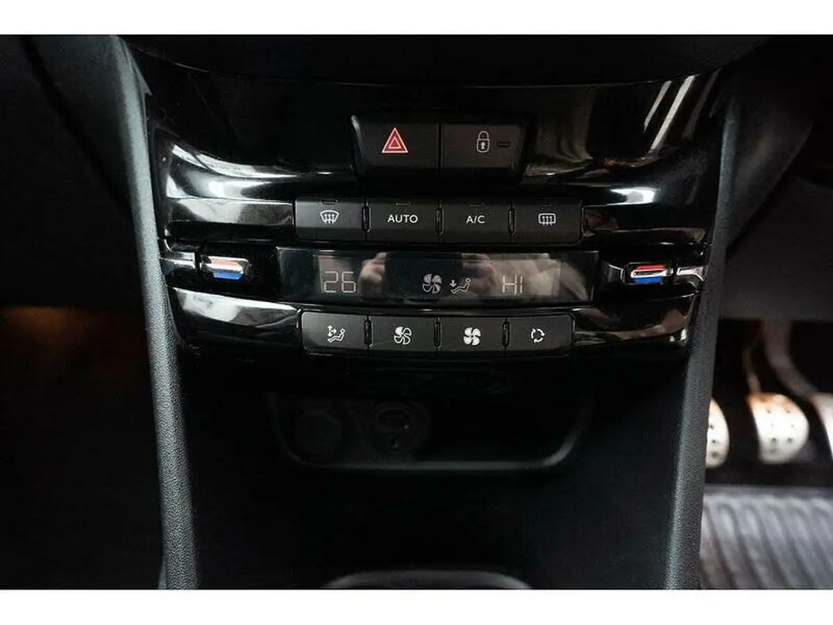 2016-peugeot-208-12-puretech-gt-line-5d-big-33