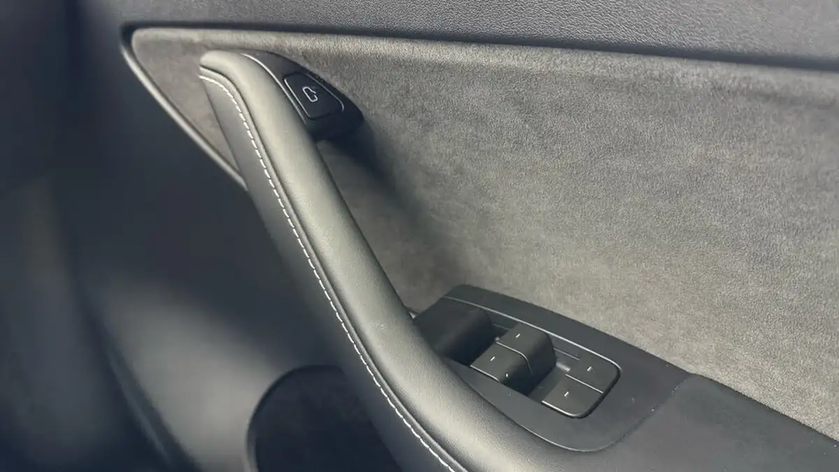 2024-tesla-model-y-e-rwd-big-18
