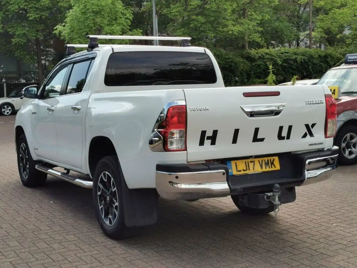 2017-toyota-hi-lux-24d-invincible-x-auto-big-3