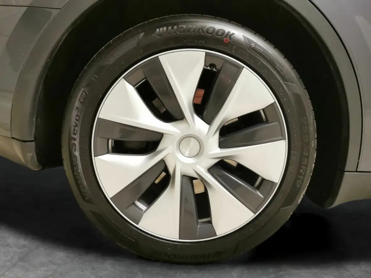 2022-tesla-model-y-e-long-range-big-35