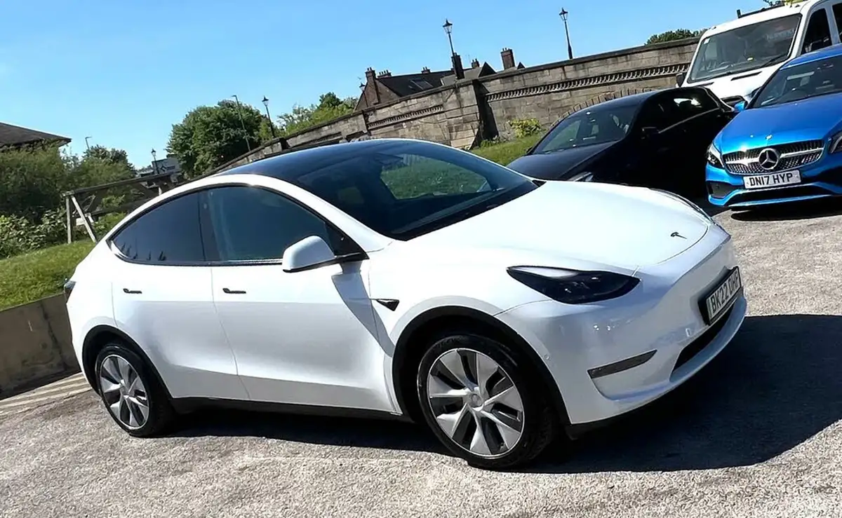 2022-tesla-model-y-e-long-range-big-1