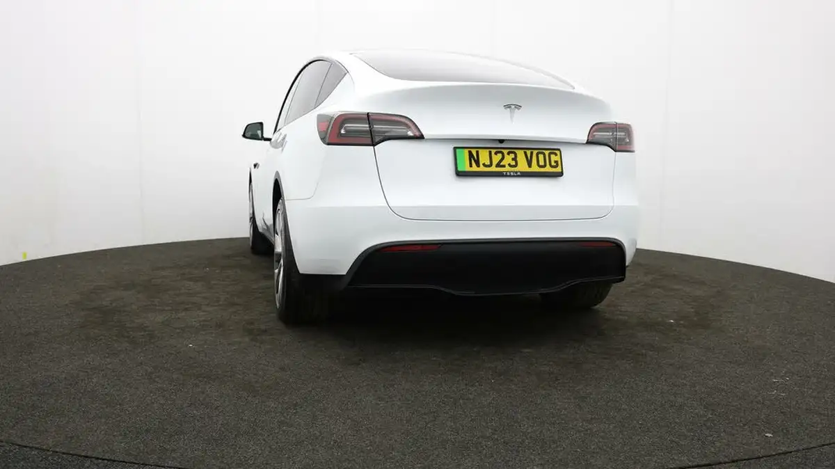 2023-tesla-model-y-e-rwd-big-32