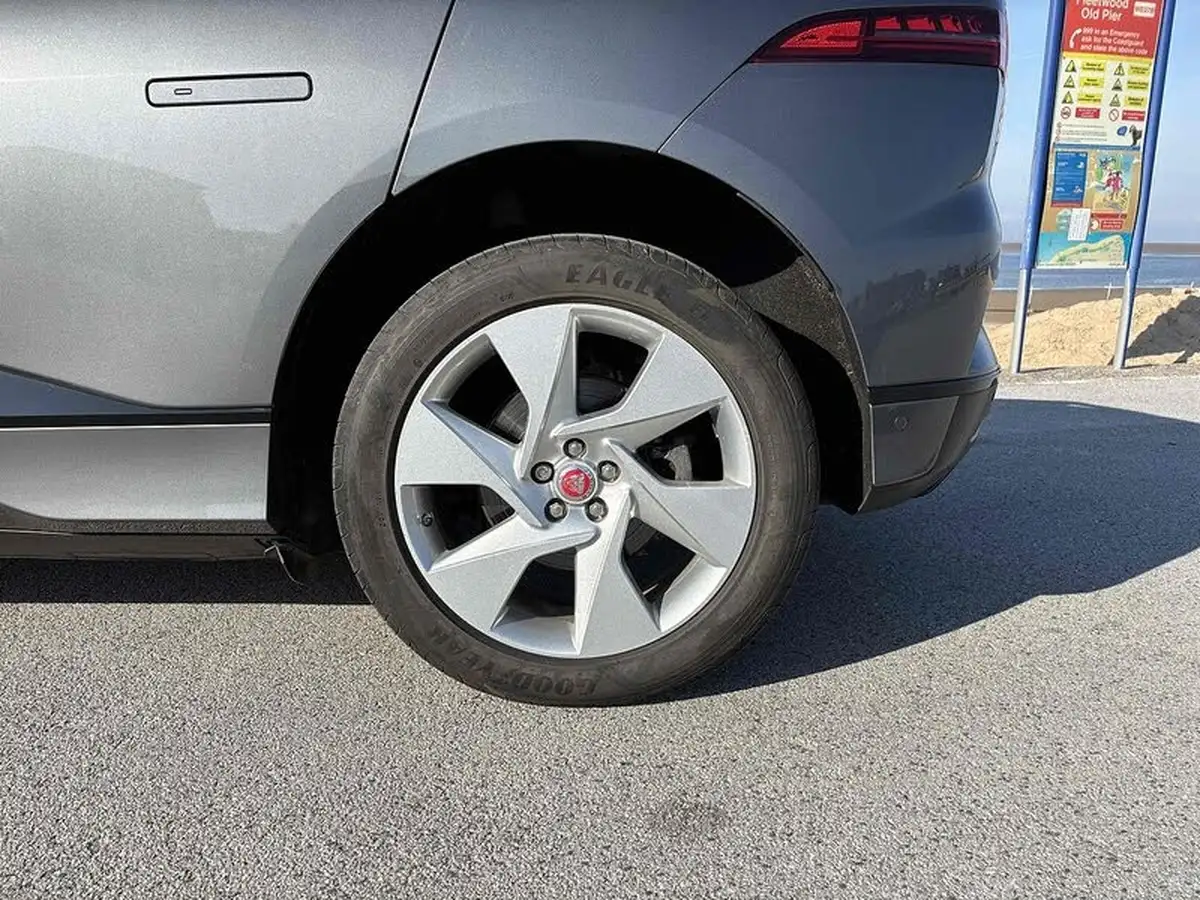 2018-jaguar-i-pace-ev400-se-big-23