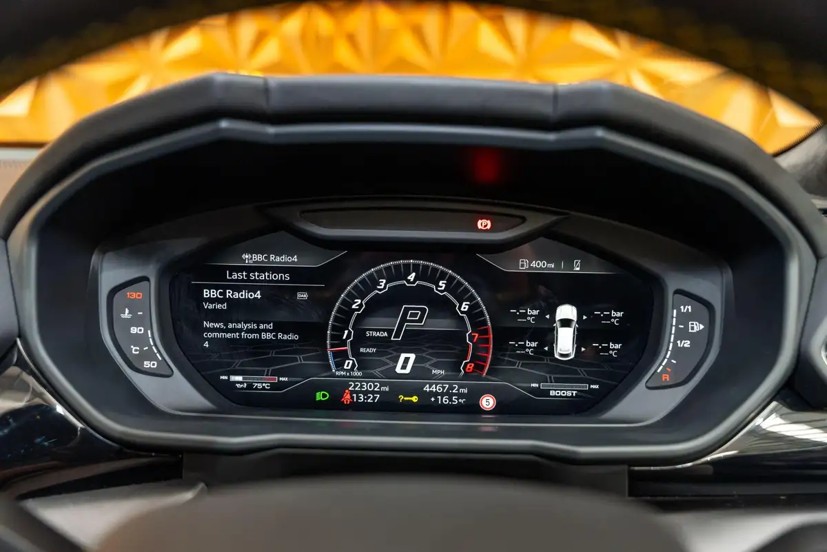 2022-lamborghini-urus-40-no-trim-big-19