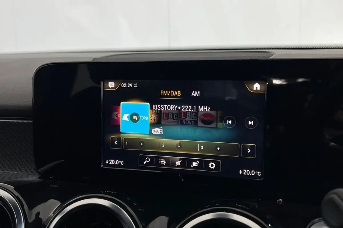 2022-mercedes-benz-glb-class-13-glb200-amg-line-7g-tronic-big-19