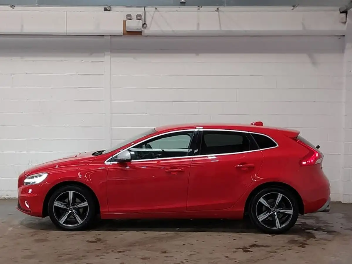 2019-volvo-v40-20-t2-r-design-edition-big-3