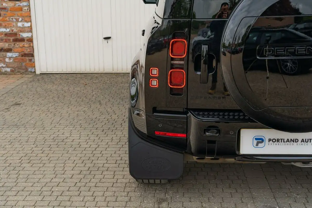 2023-land-rover-110-defender-30-d300-x-dynamic-hse-big-14