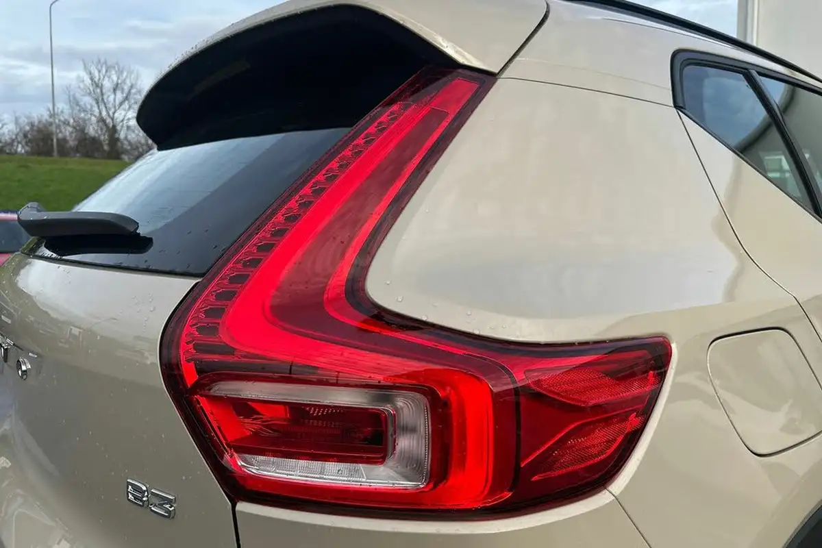 2024-volvo-xc40-20-b3-plus-big-19