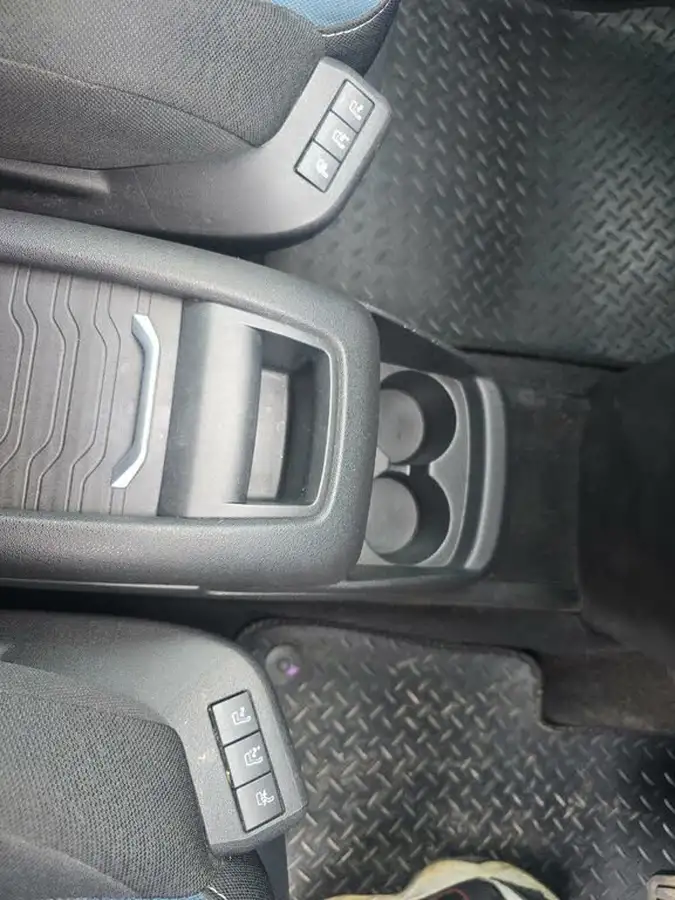 2016-citroen-grand-c4-picasso-16bluehdi-feel-eat6-big-27