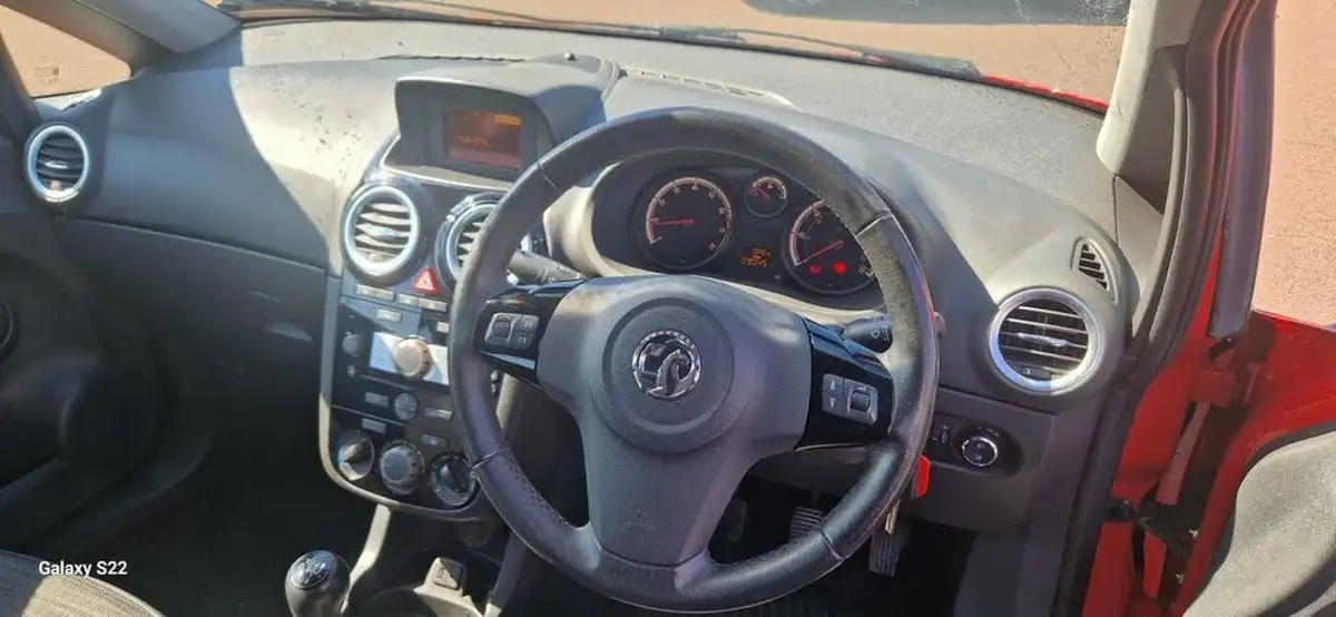 2014-vauxhall-corsa-10-excite-3d-big-25