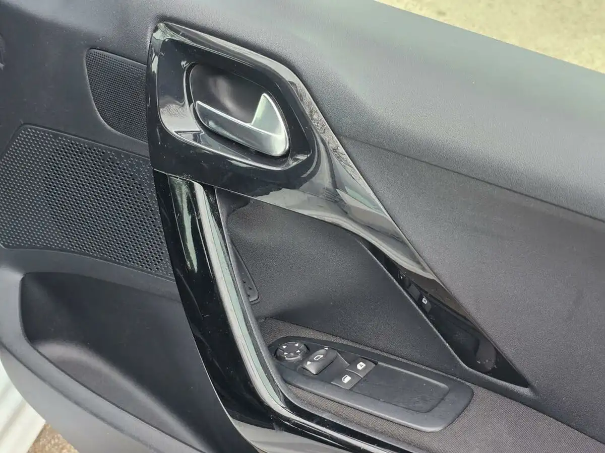 2015-peugeot-208-12-puretech-active-5d-big-31