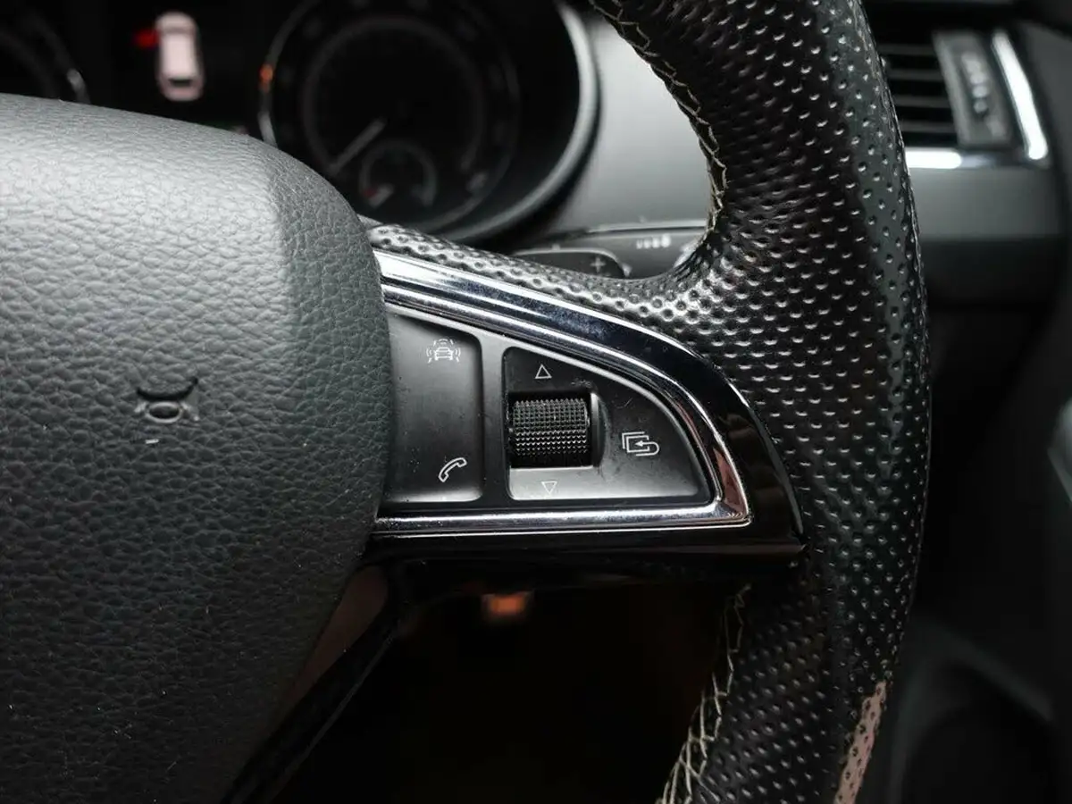 2017-skoda-octavia-20tdi-vrs-estate-dsg-big-19