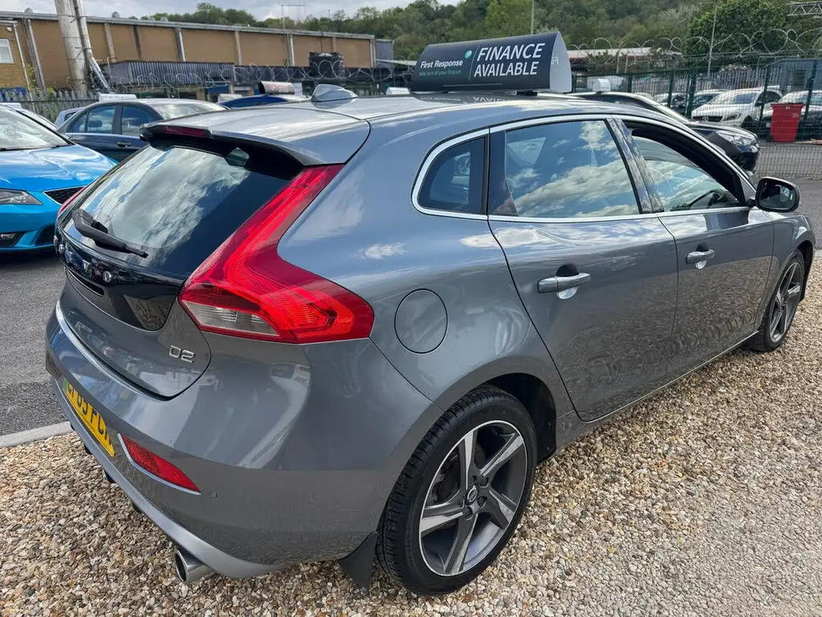 2015-volvo-v40-20td-d2-r-design-lux-nav-big-11