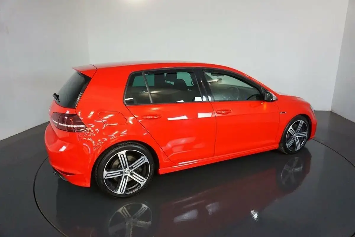 2014-volkswagen-golf-20-tsi-r-5d-big-9