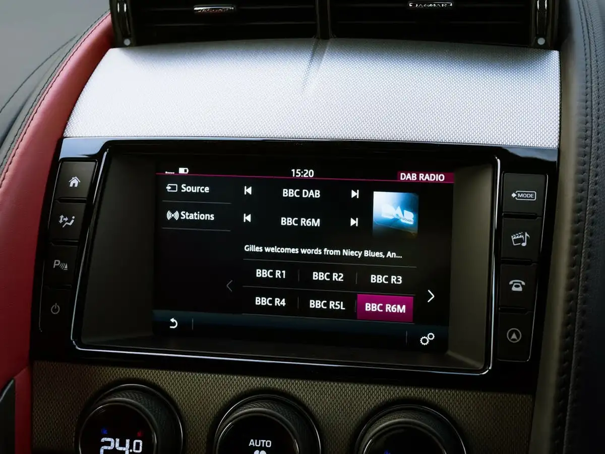 2015-jaguar-f-type-30-v6-coupe-quickshift-big-66