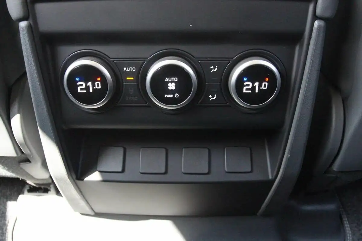 2022-land-rover-130-defender-30-p400-x-dynamic-hse-big-20