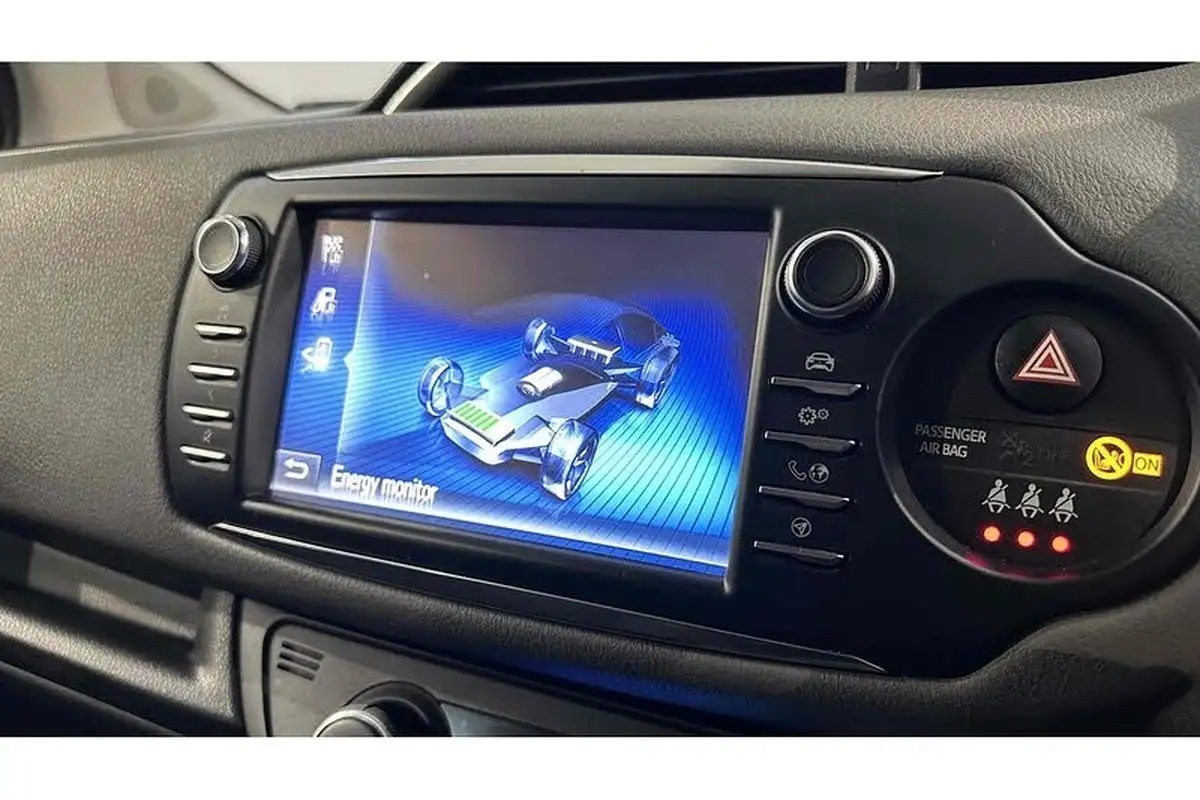 2019-toyota-yaris-15-vvt-i-icon-tech-98bhp-hybrid-1497cc-e-cvt-big-39