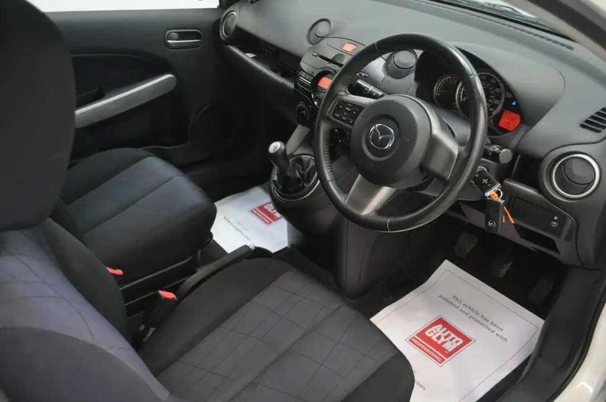 2012-mazda-mazda2-13-tamura-3d-big-11