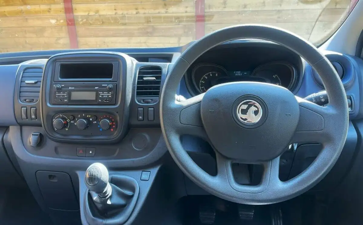 2017-vauxhall-vivaro-16cdti-2900-l2h1-95pseu6-ss-9-seats-combi-big-1