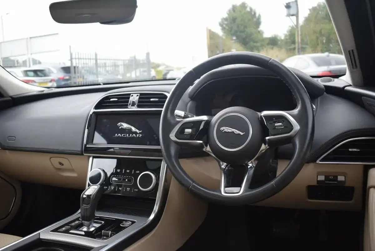 2019-jaguar-xe-20i-se-250ps-big-4