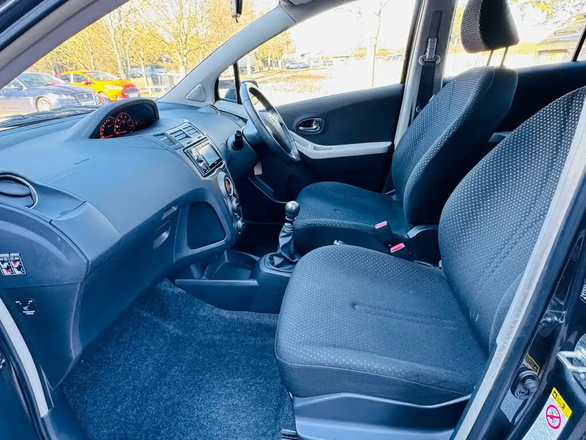 2011-toyota-yaris-133-t-spirit-vvt-i-101bhp-5d-big-21