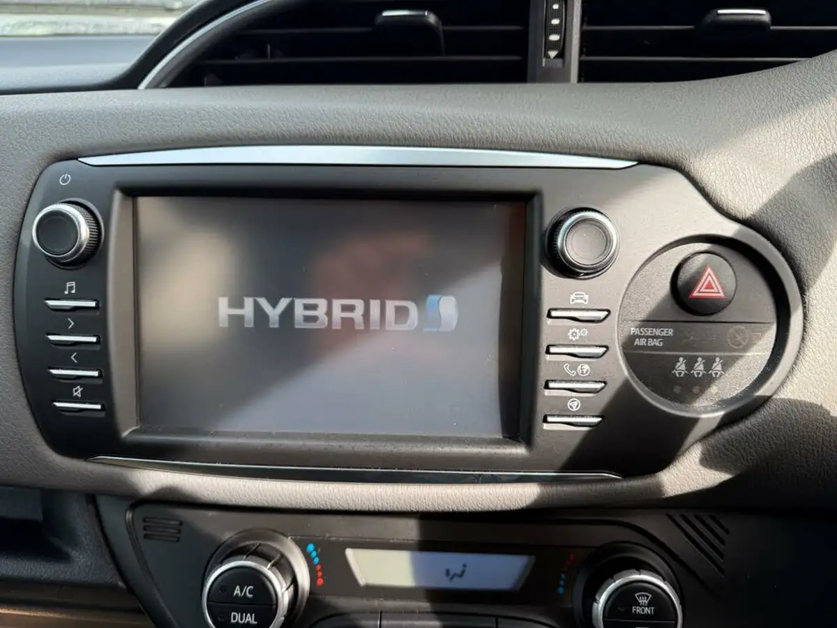 2019-toyota-yaris-15-vvt-i-icon-tech-98bhp-hybrid-1497cc-e-cvt-big-58