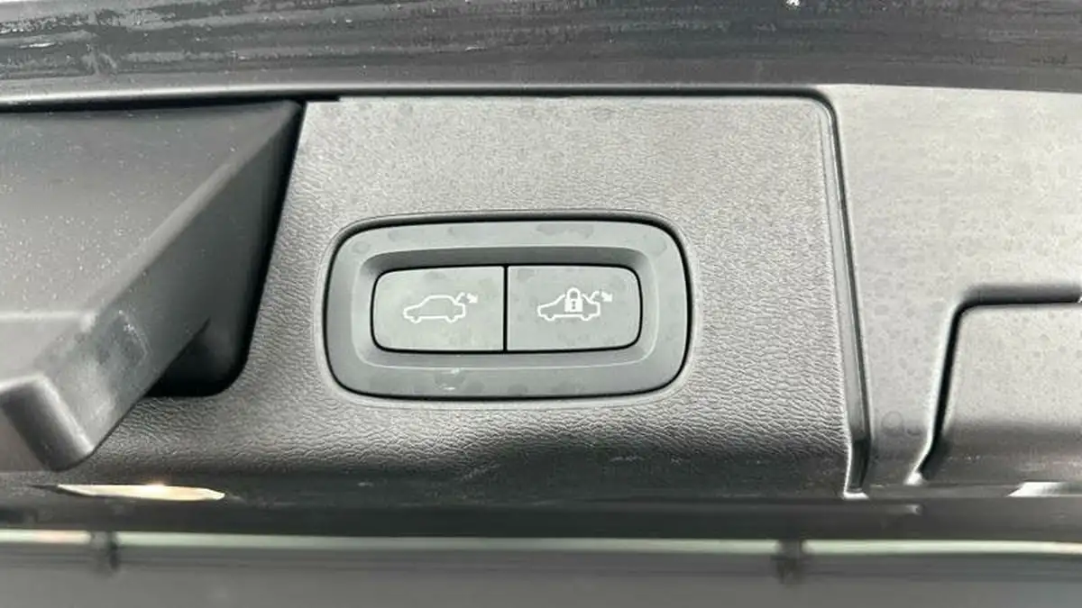 2023-volvo-xc60-20-t8-ultimate-dark-big-35