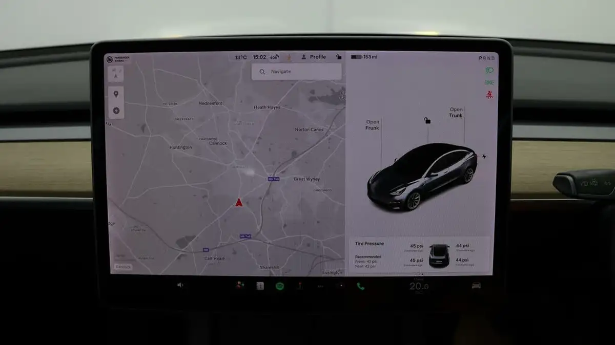 2020-tesla-model-3-e-long-range-big-10