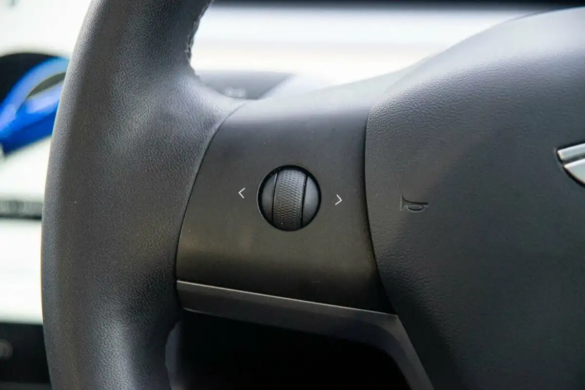 2020-tesla-model-3-e-long-range-big-11