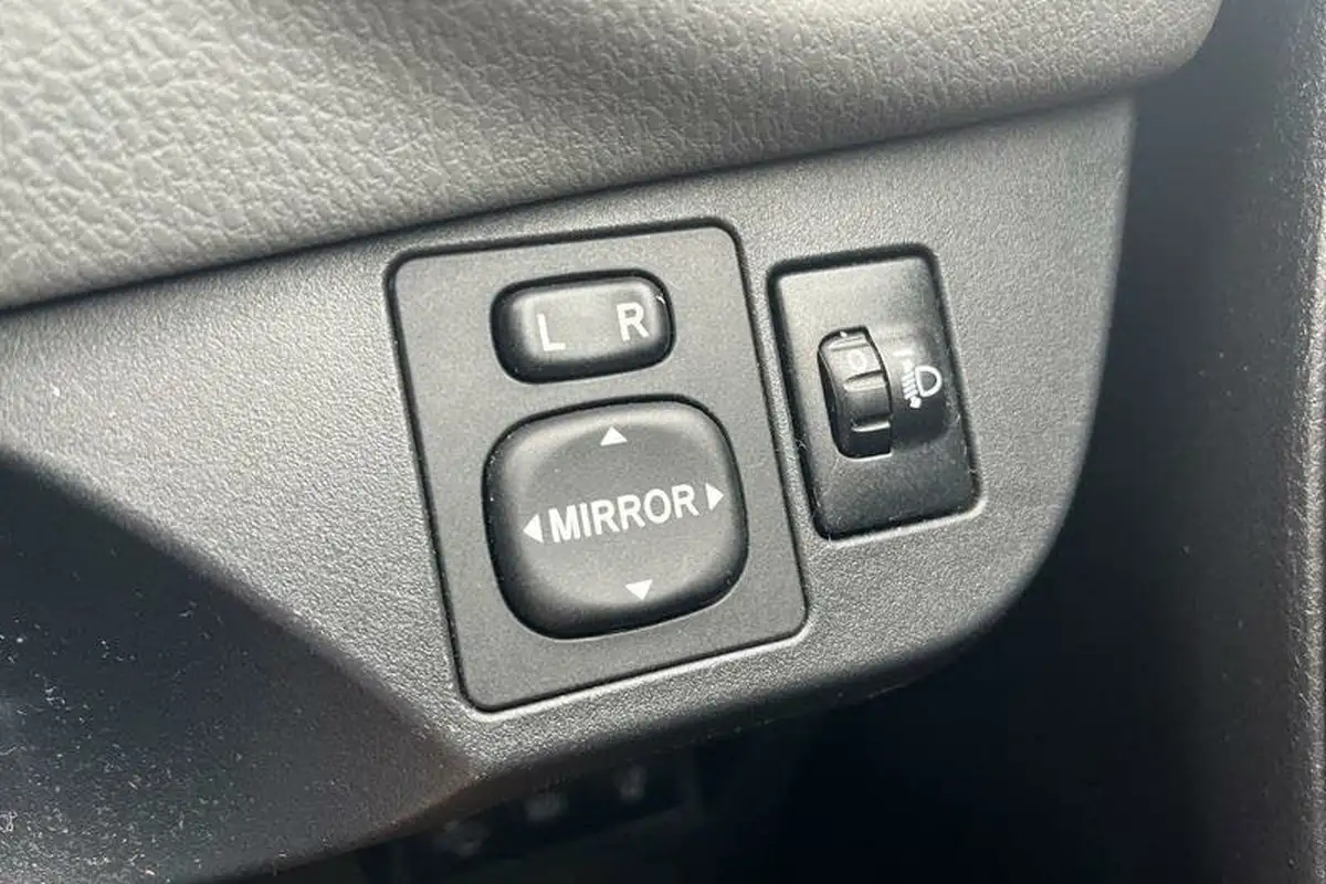 2019-toyota-yaris-15-vvt-i-icon-tech-111bhp-1496cc-big-33