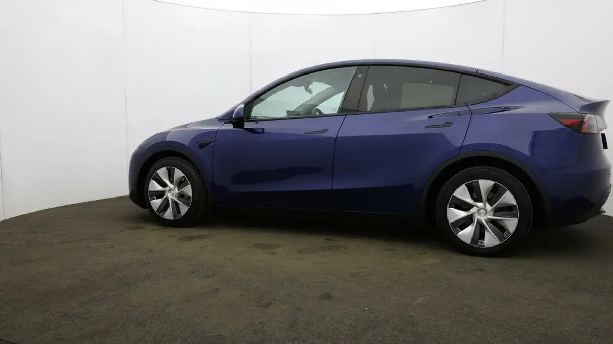 2022-tesla-model-y-e-long-range-big-59