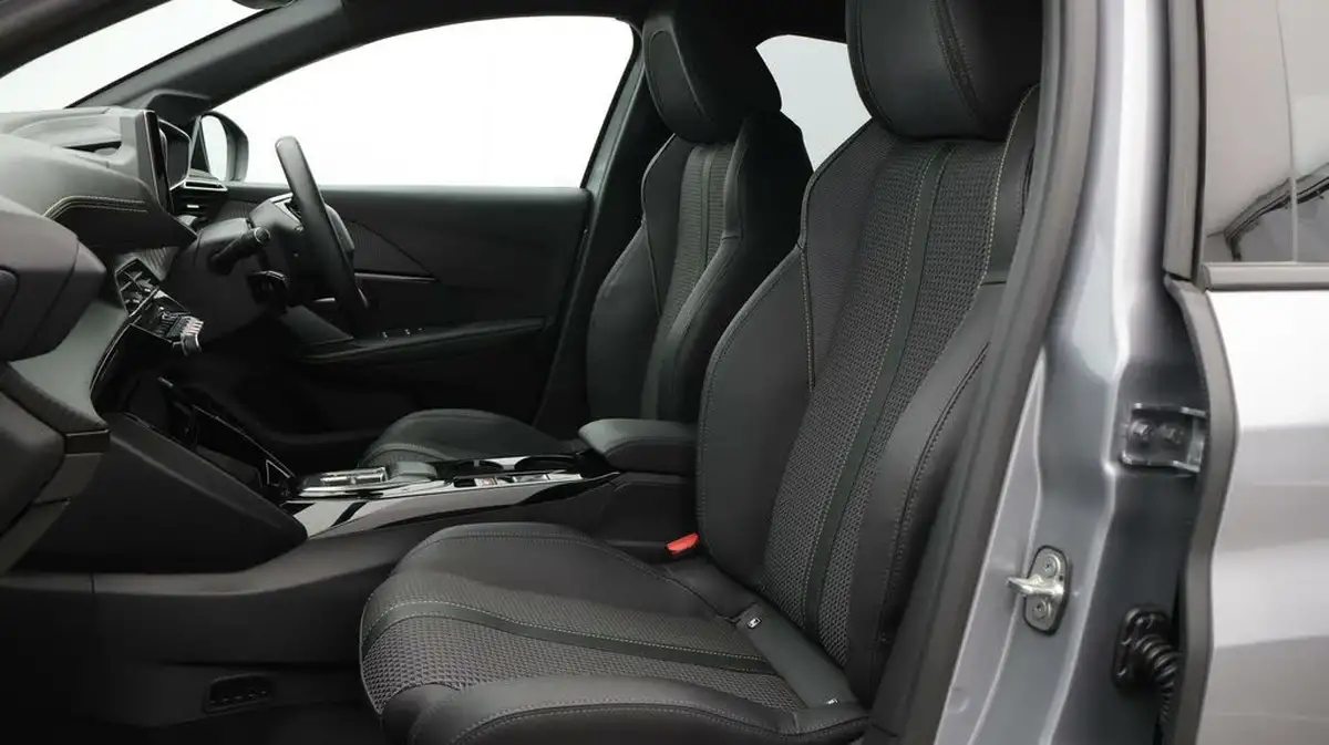 2022-peugeot-208-e-gt-136ps-50kwh-big-13