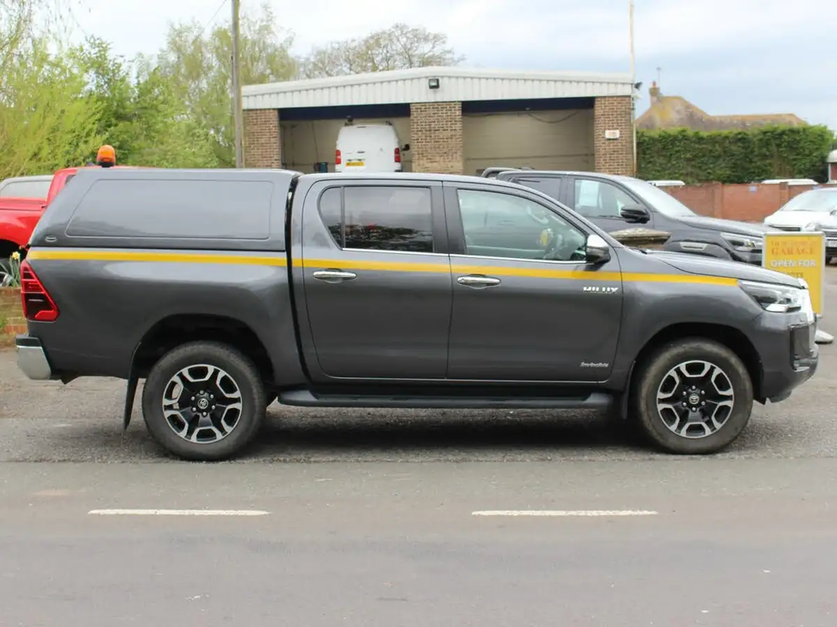 2021-toyota-hi-lux-24d-4d-invincible-150hpeu6d-auto-big-5