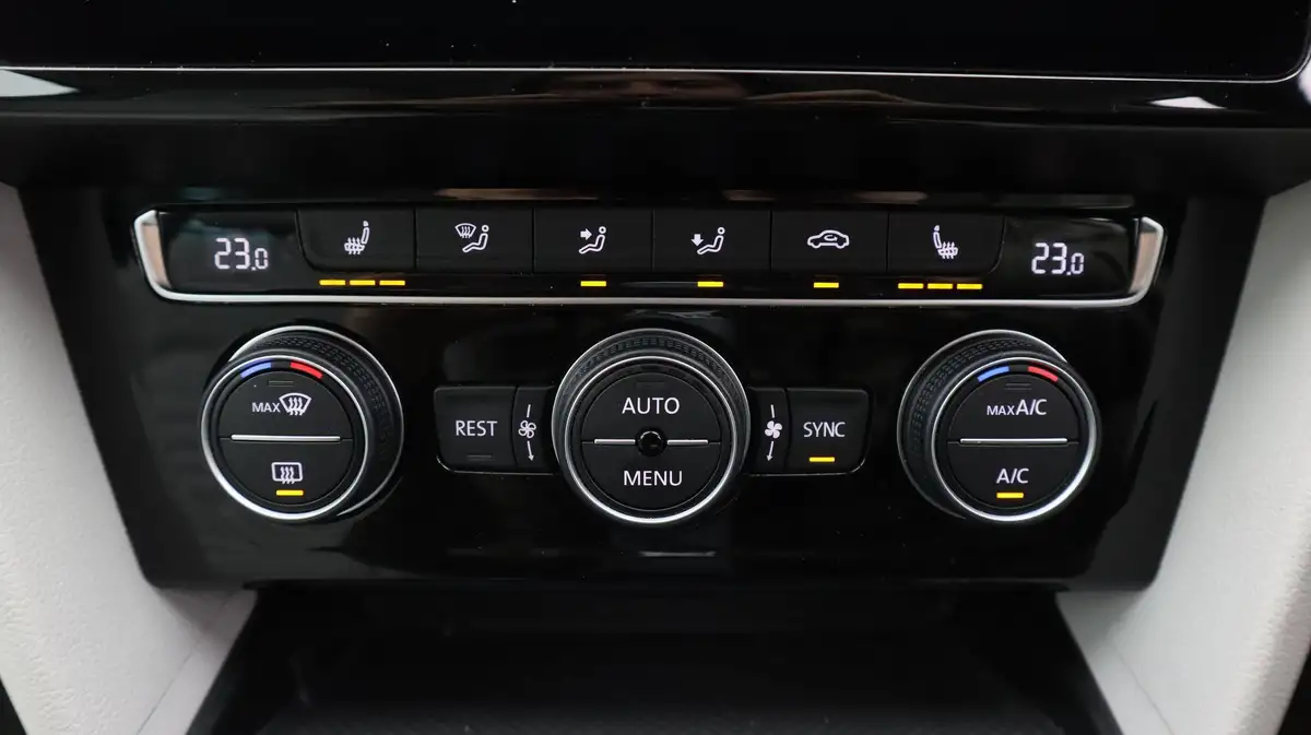 2020-volkswagen-passat-20tdi-sel-150ps-evo-saloon-4d-big-12