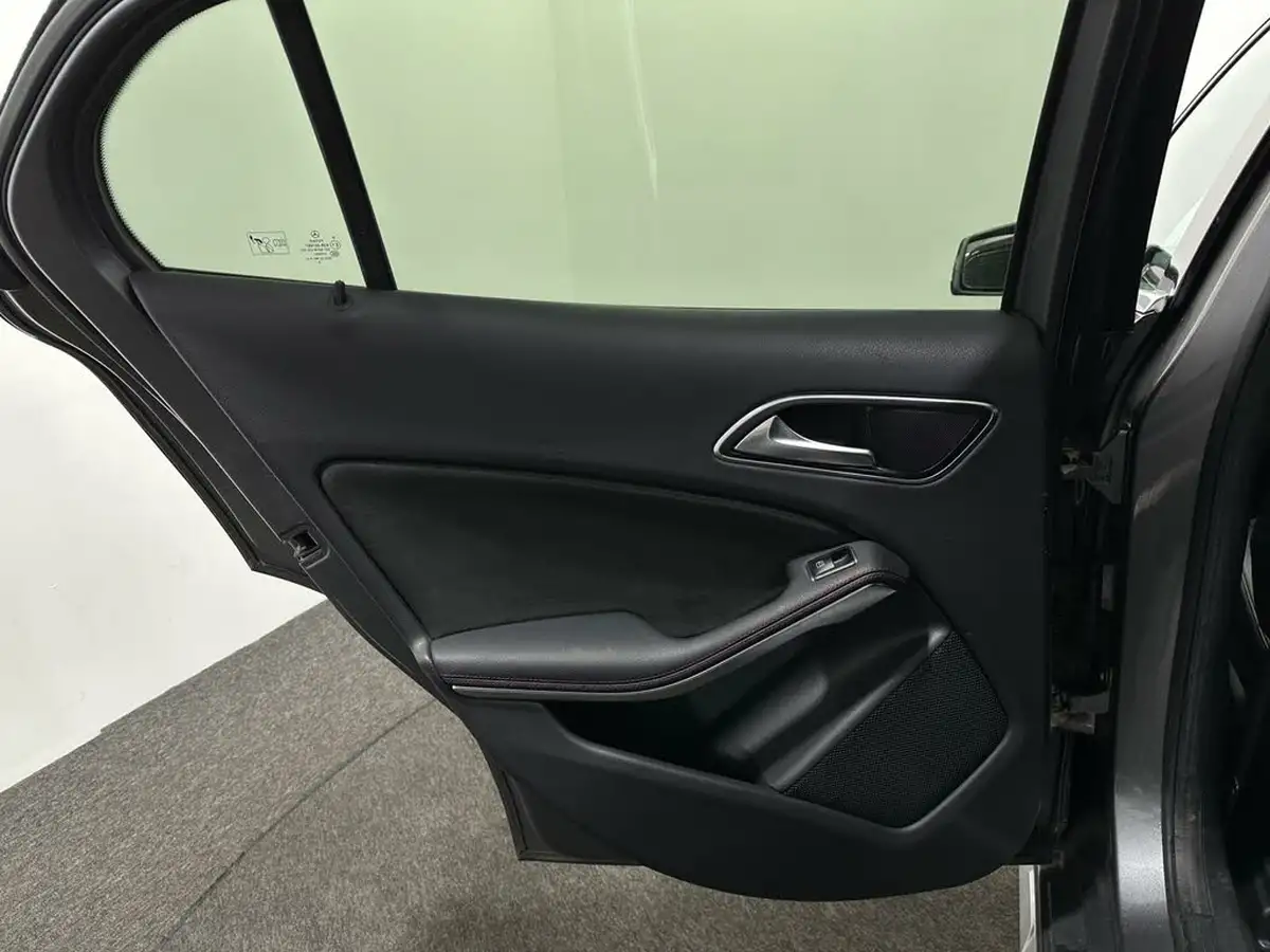 2015-mercedes-benz-gla-class-21d-gla-200d-amg-line-ss-big-37