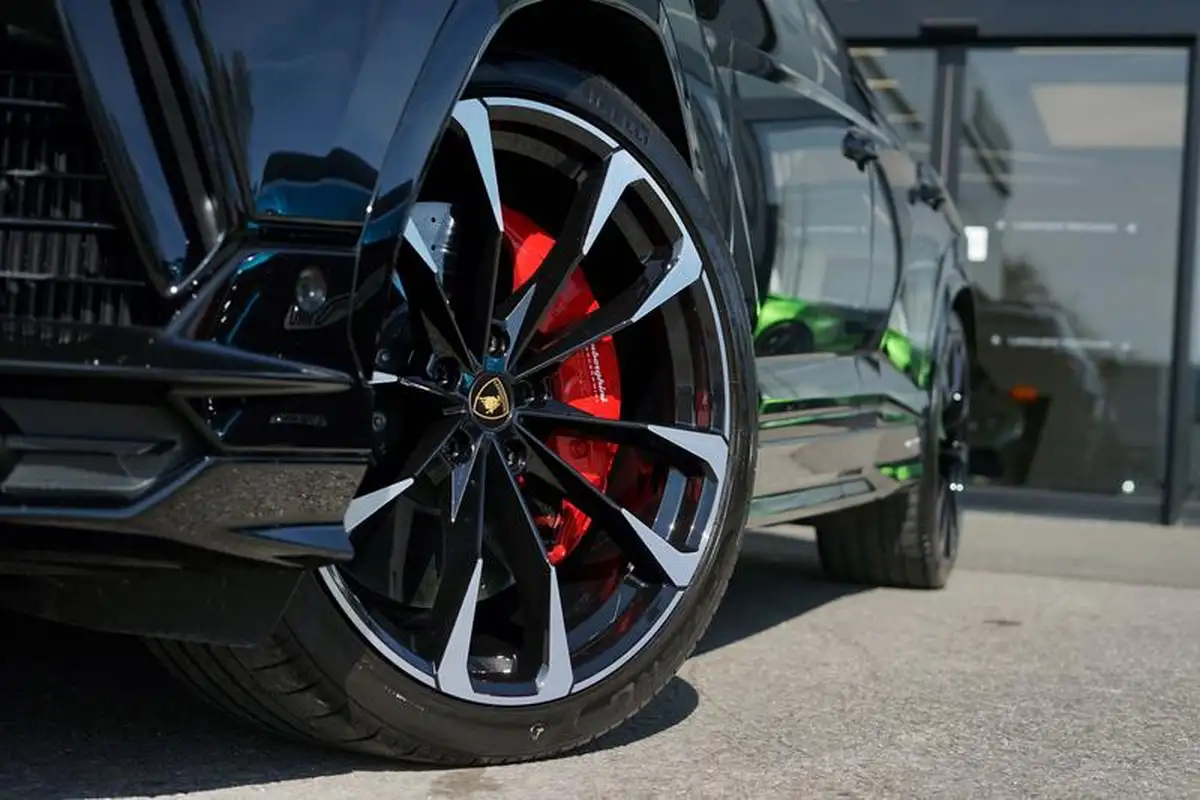 2024-lamborghini-urus-40-no-trim-big-16