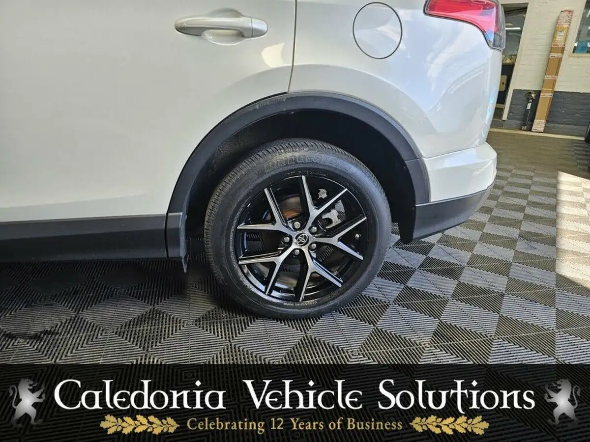 2018-toyota-rav4-20-design-awd-big-5