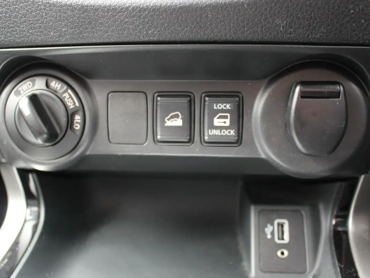 2021-nissan-navara-23dci-tt-tekna-8-navileather-auto-big-25