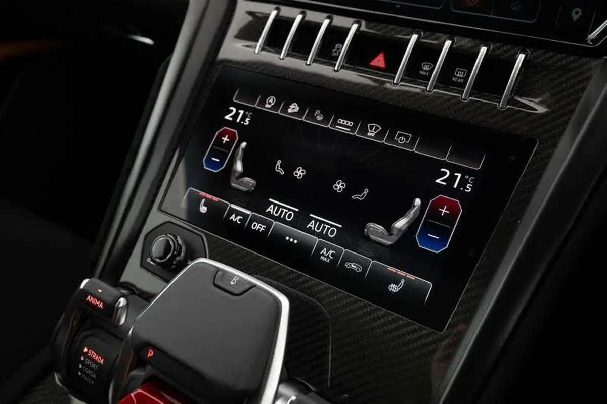 2024-lamborghini-urus-40-no-trim-big-12