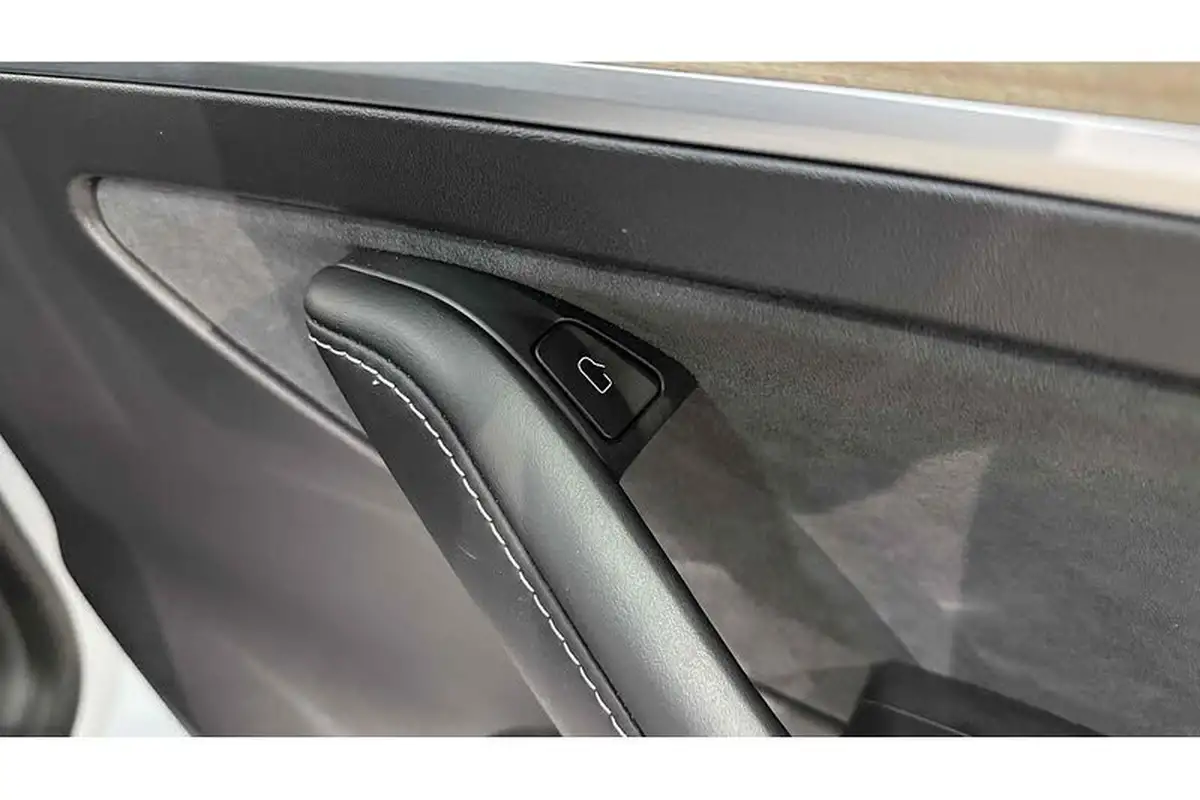 2023-tesla-model-y-e-long-range-big-19