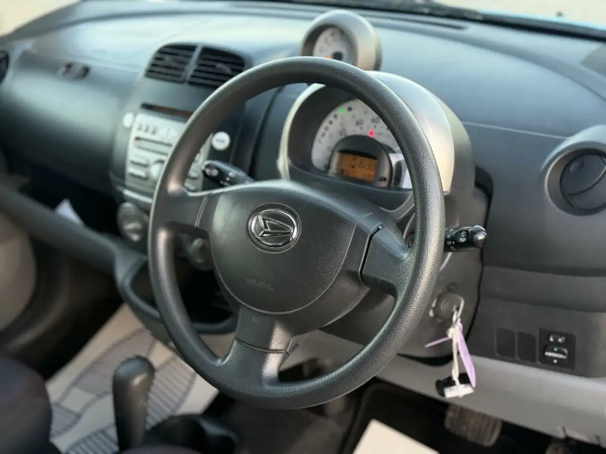 2007-daihatsu-sirion-13-se-auto-big-6